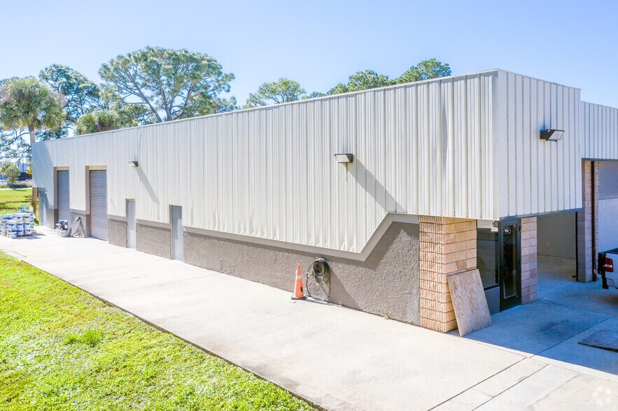 More Photos Of 1535 N Cogswell St, Rockledge Warehouse For Lease