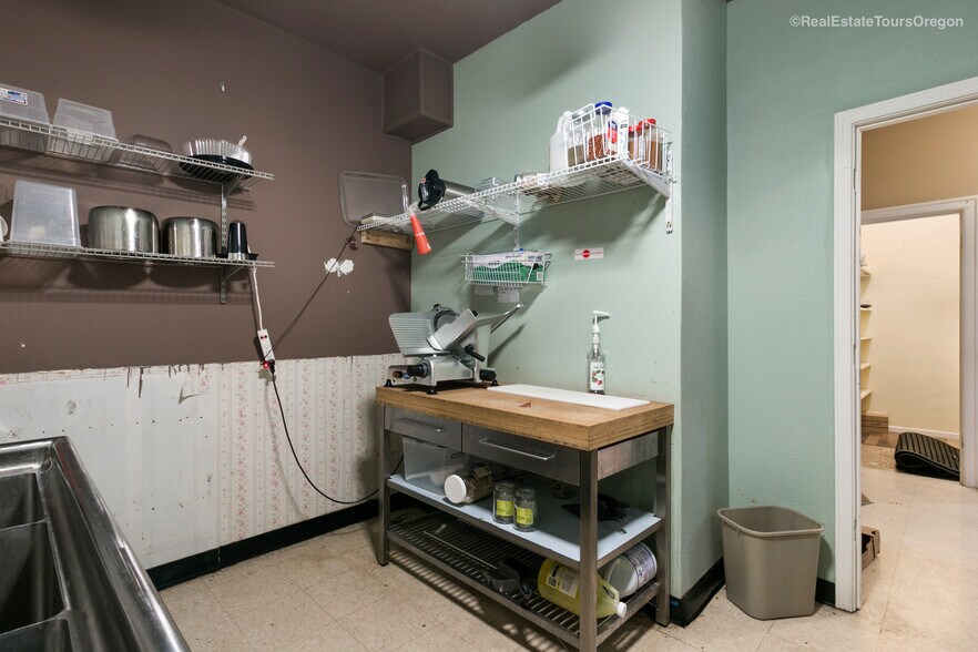 More Photos Of 1933-1937 Pacific Ave, Forest Grove General Retail For Sale