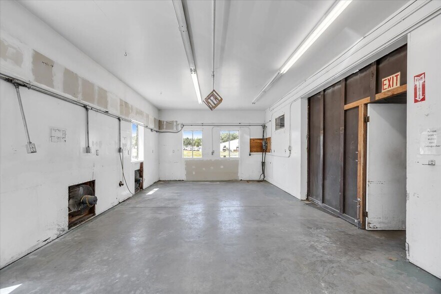 More Photos Of 20833 Mechanical Dr, Sonora Warehouse For Lease