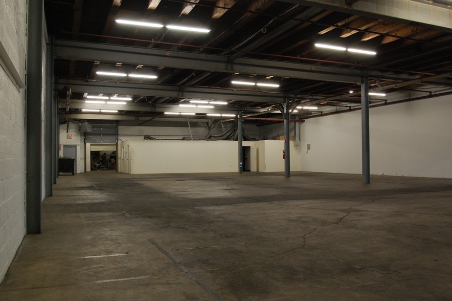 More Photos Of 1050 Slocum Ave, Ridgefield Warehouse For Lease