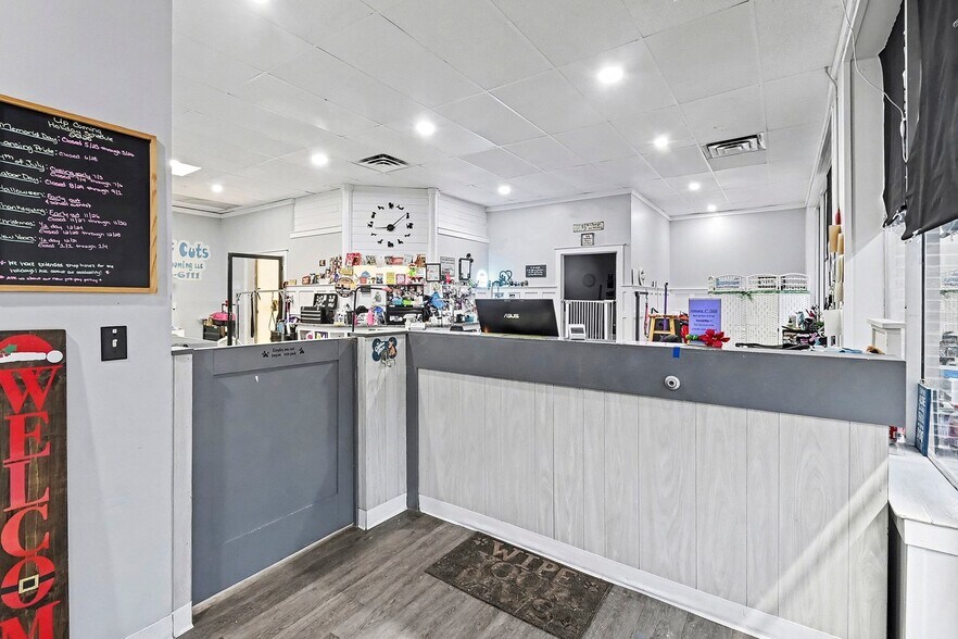 More Photos Of 302-306 S Cedar St, Mason Freestanding For Sale