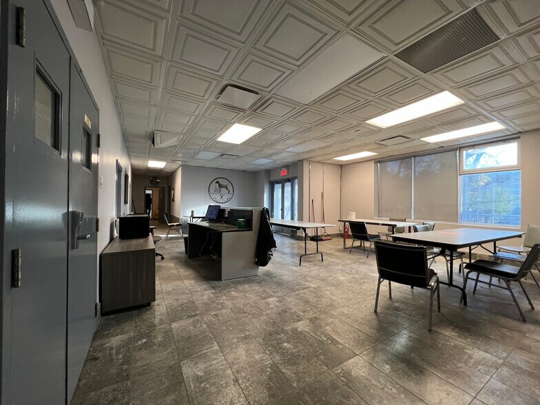 More Photos Of 7301 Boul Décarie, Montréal Warehouse For Lease