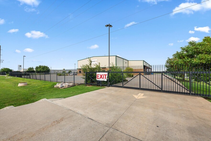 More Photos Of 12400 S Sunnylane Rd, Moore Manufacturing For Lease