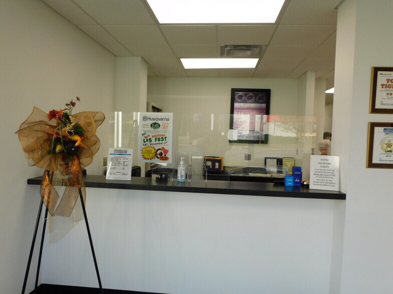 More Photos Of 7950 US-31 Hwy, Calera Office For Sale
