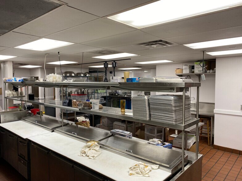 More Photos Of 410 S Clippert St, Lansing Restaurant For Sale