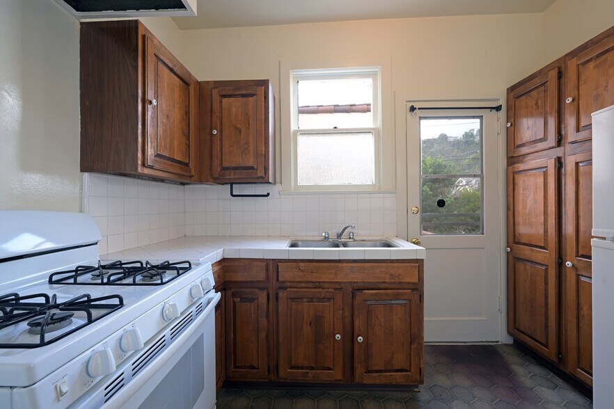 More Photos Of 2636 N Beachwood Dr, Los Angeles Apartments For Sale