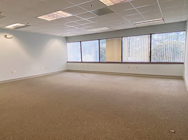 More Photos Of 7 McKay Ave, Winchester Flex For Lease