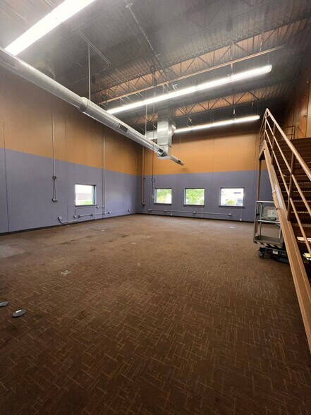 More Photos Of 8555 W 123rd St W, Savage Flex For Lease