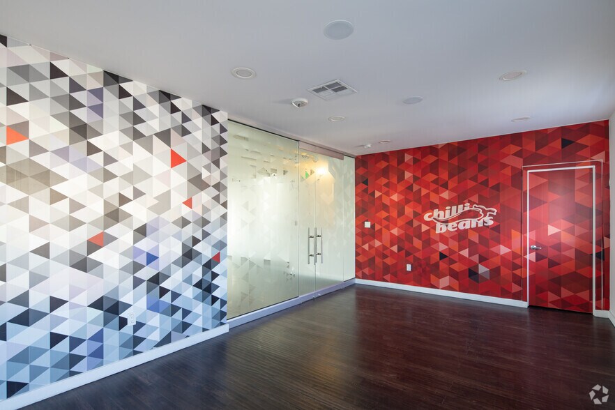 More Photos Of 900 N Western Ave, Los Angeles Showroom For Sale