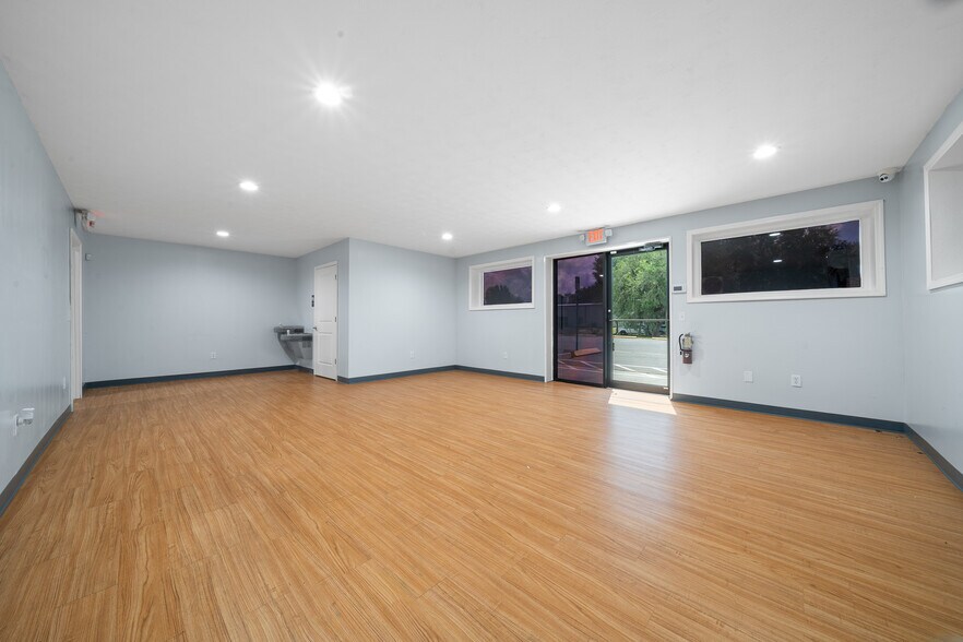 More Photos Of 3073 NE 37th Pl, Wildwood Warehouse For Lease