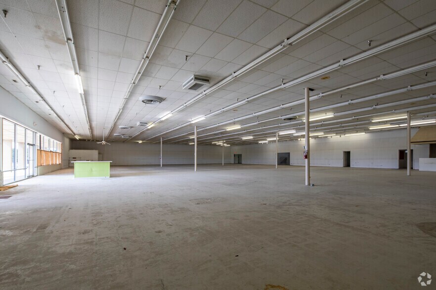 More Photos Of 2337-2375 1st St NE, Center Point Unknown For Lease