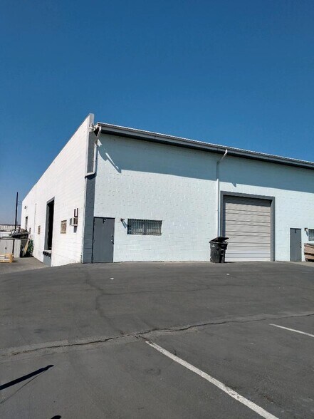 More Photos Of 1339-1341 W Brooks St, Ontario Warehouse For Lease