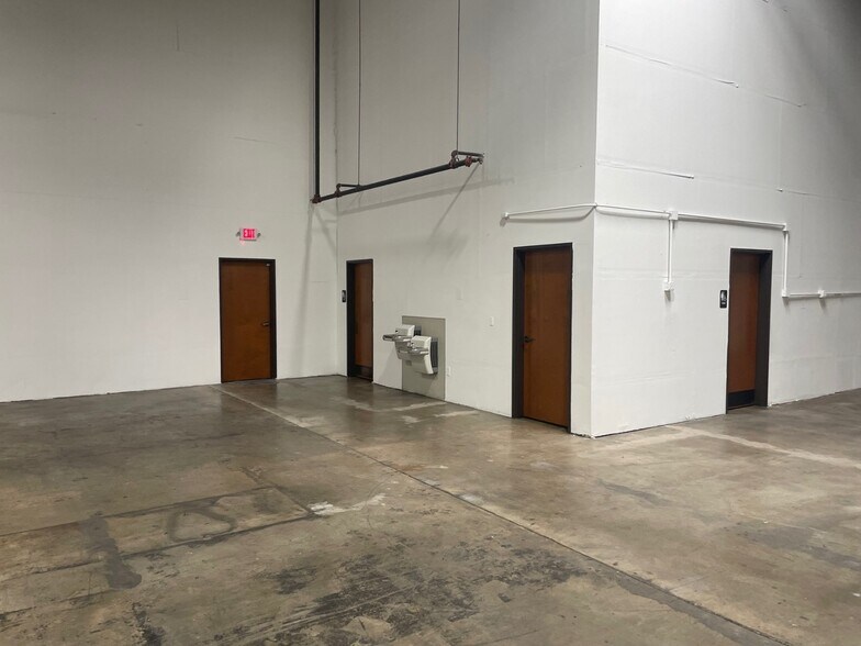 More Photos Of 2130-2160 French Settlement Rd, Dallas Distribution For Lease