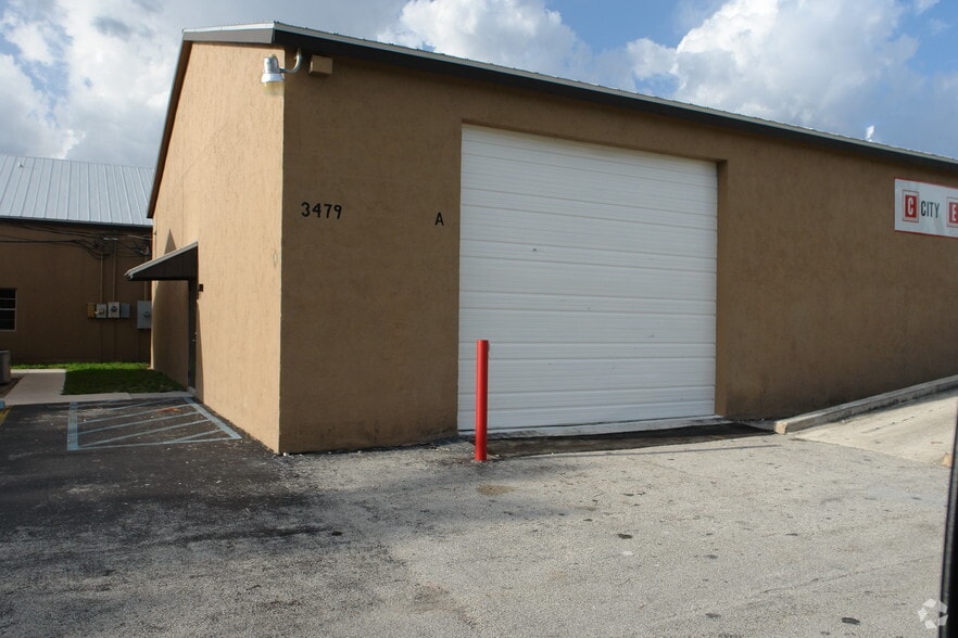 More Photos Of 3479 SW Palm City School Ave, Palm City Warehouse For Lease