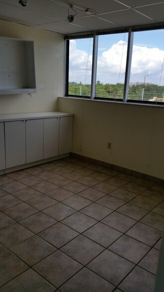 More Photos Of 333 Arthur Godfrey Rd, Miami Beach Office For Lease