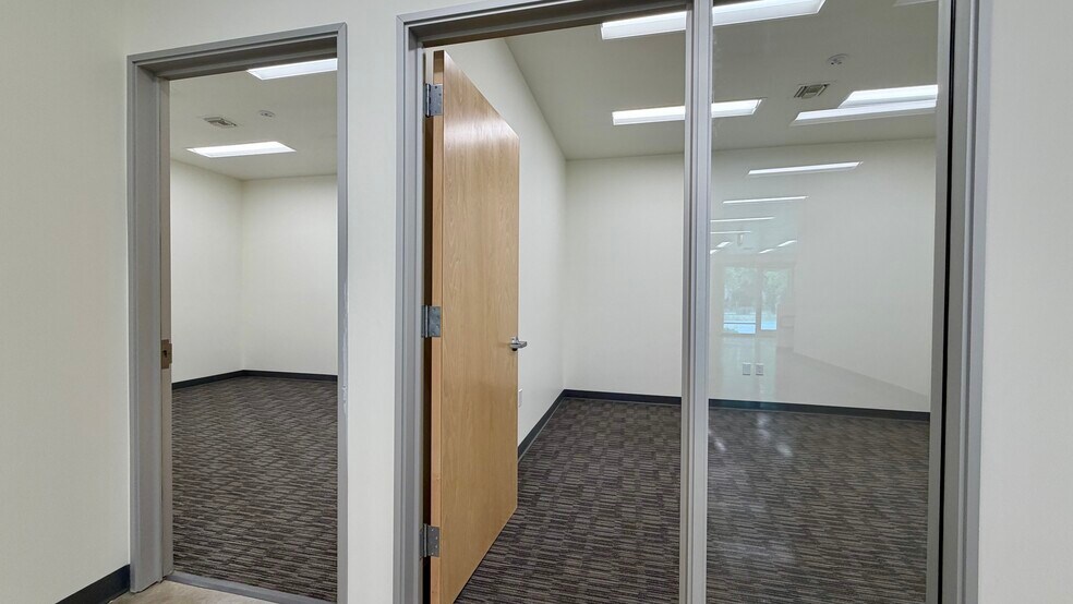 More Photos Of 18320-18330 Oxnard St, Tarzana Unknown For Lease