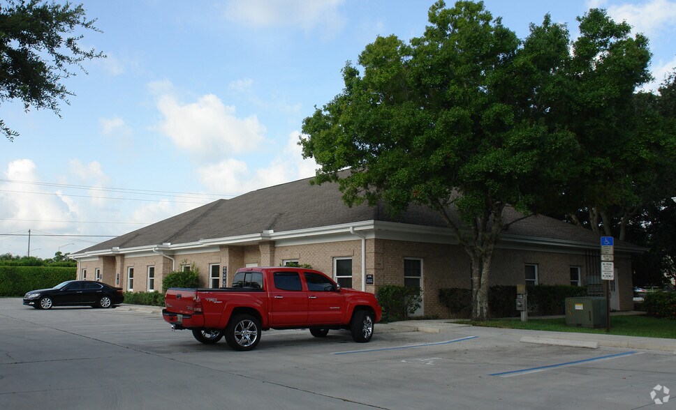 More Photos Of 6718-6726 Lone Oak Blvd, Naples Office For Lease