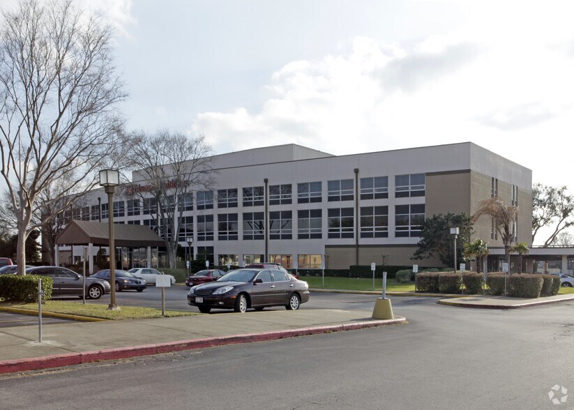 More Photos Of 7407 North Fwy, Houston Hospital For Sale