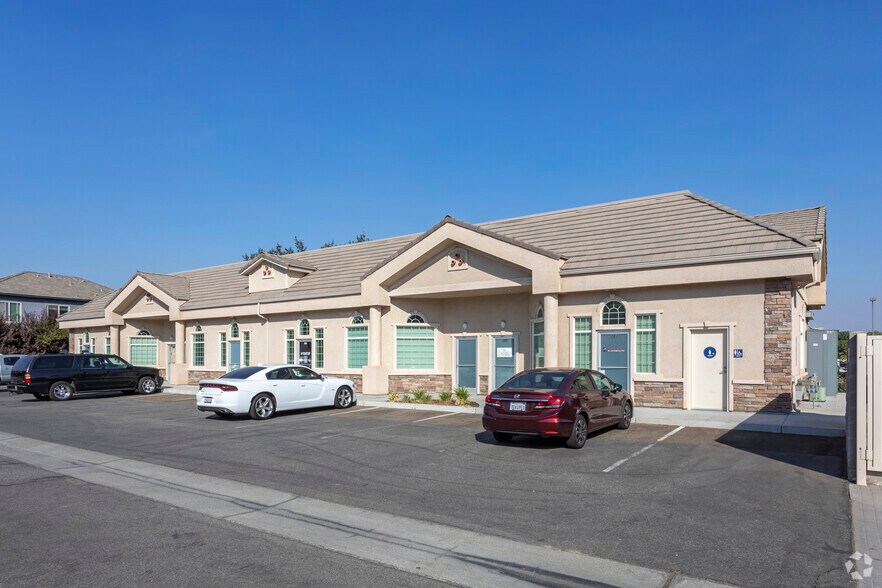 Primary Photo Of 1575 Shaw Ave, Clovis Medical For Lease