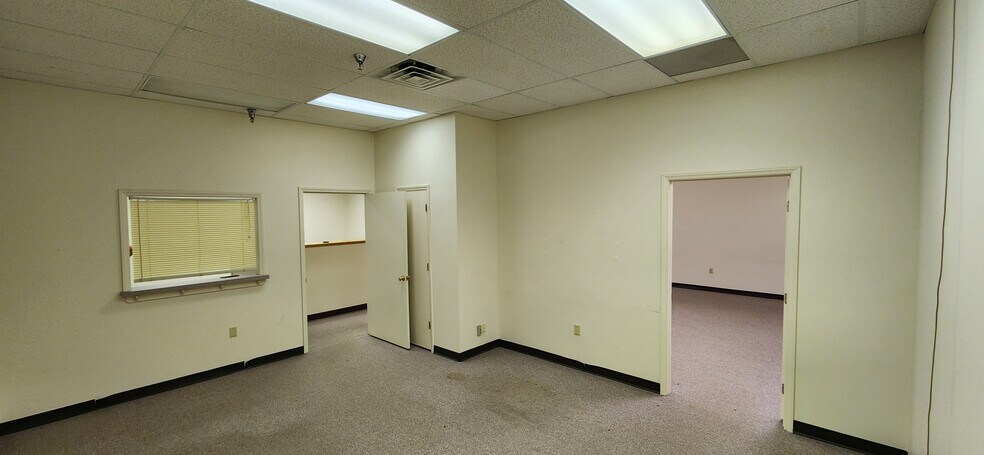 More Photos Of 568 E Main St, Independence Storefront For Lease