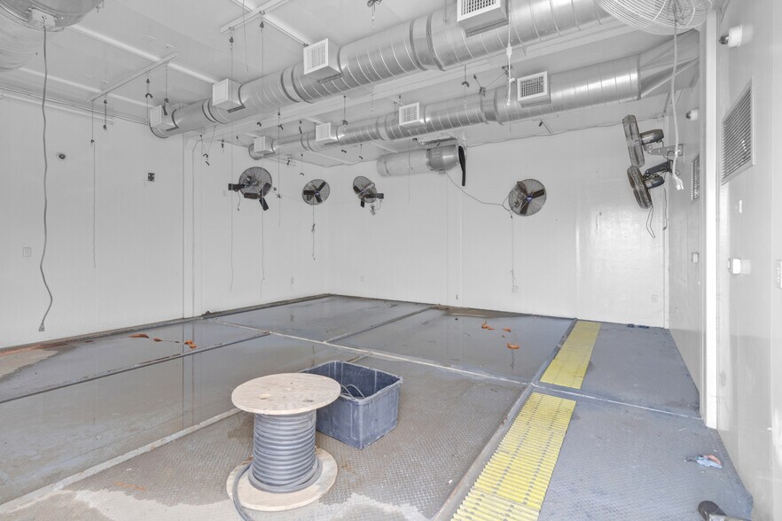 More Photos Of 991 Industrial Way, King City Warehouse For Sale