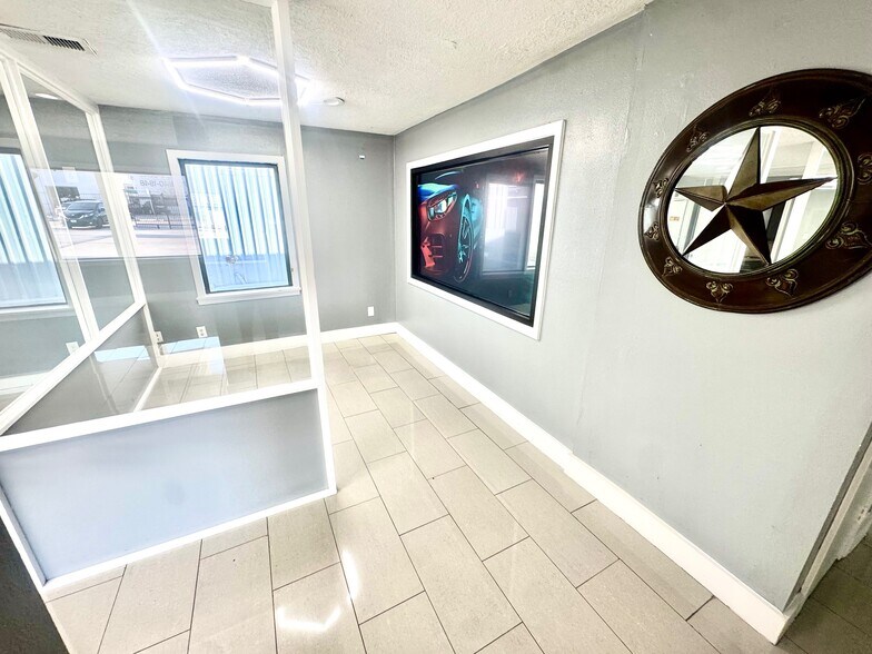 More Photos Of 5638 Star Ln, Houston Auto Dealership For Lease