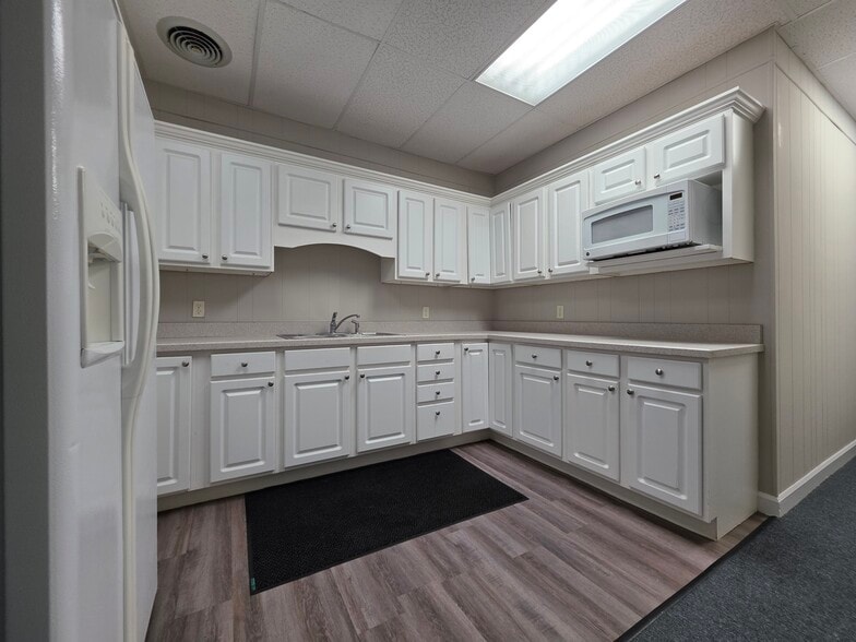 More Photos Of 404 St Andrews Dr, Greenville Office For Lease