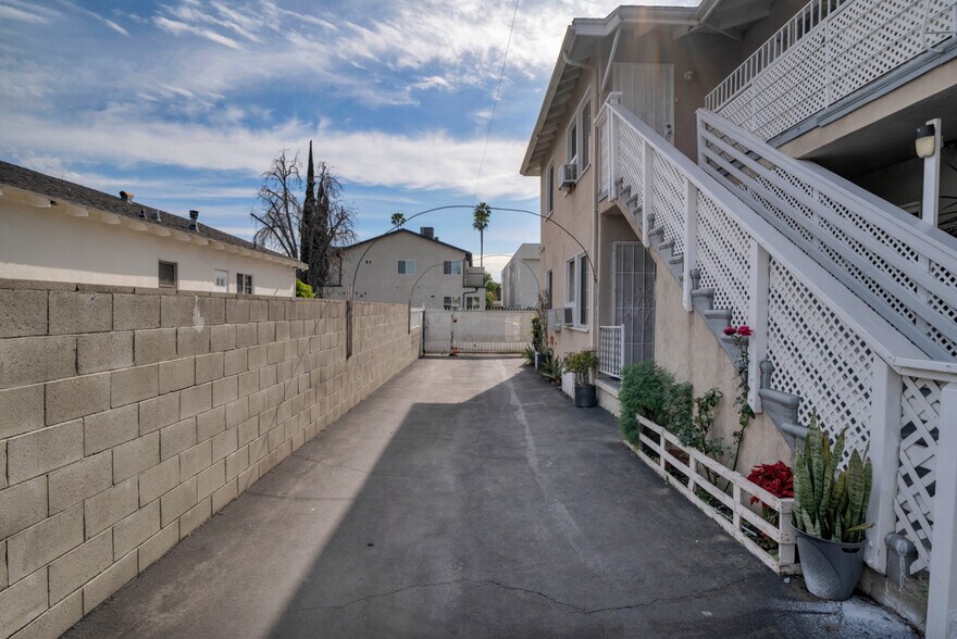 More Photos Of 13617 Leadwell St, Van Nuys Apartments For Sale