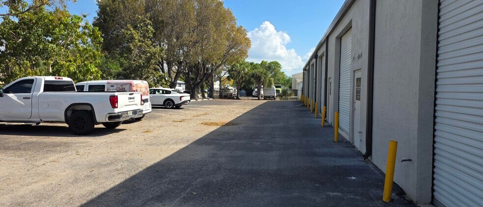 More Photos Of 5751 Houchin St, Naples Warehouse For Lease