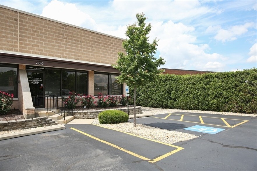 More Photos Of 760 N Frontage Rd, Willowbrook Warehouse For Lease