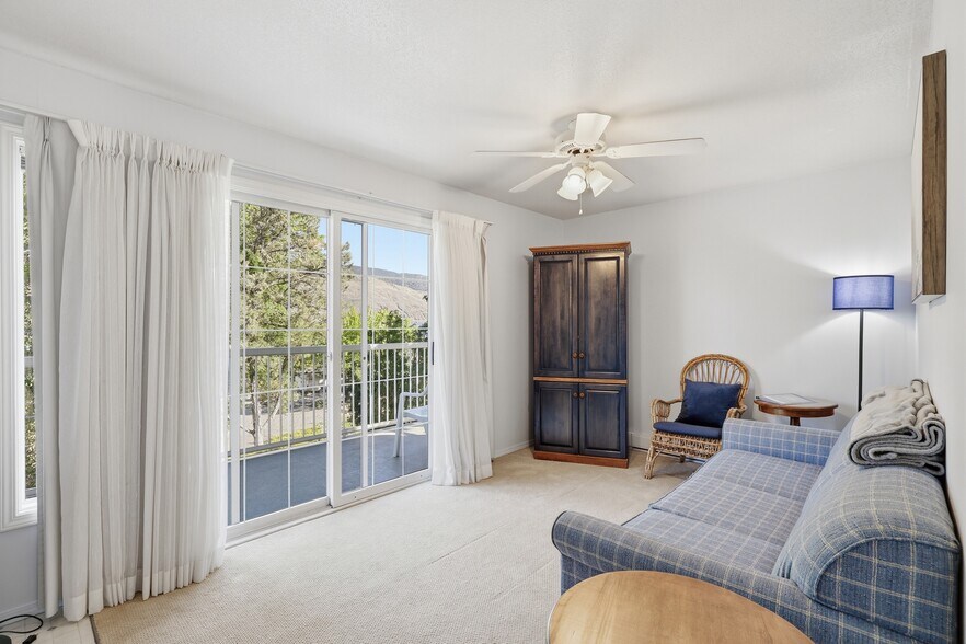 More Photos Of 7001 Savona Access Rd, Thompson-Nicola Hotel For Sale