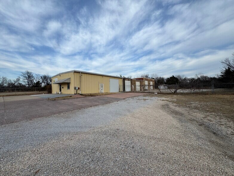 More Photos Of 400 E Jackson St, Broken Arrow Warehouse For Lease