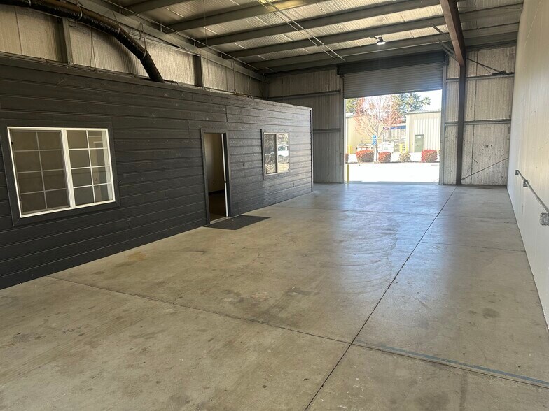 More Photos Of 3050-3052 Commerce Way, Turlock Service For Lease