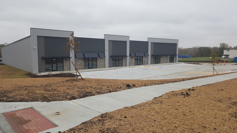 More Photos Of 3216 SW Van Buren St, Topeka Showroom For Lease