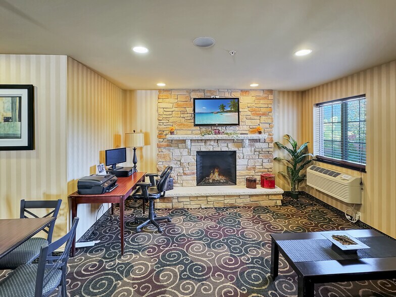 More Photos Of 1515 Planeview Dr, Oshkosh Hotel For Sale