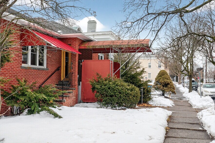 More Photos Of 111 Maiden Ln, Kingston Medical For Sale