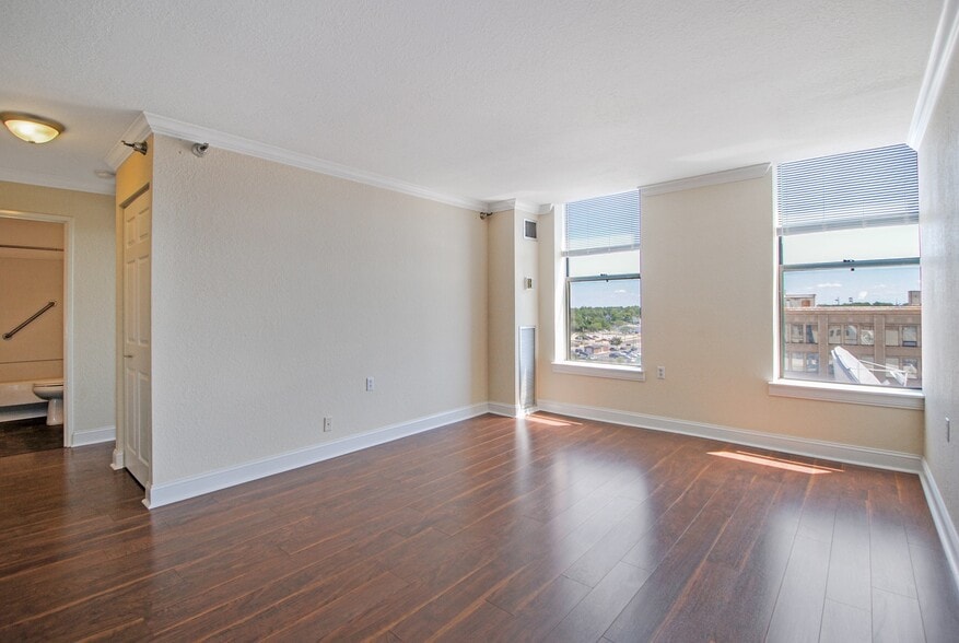 More Photos Of 107 S Washington Ave, Saginaw Apartments For Lease