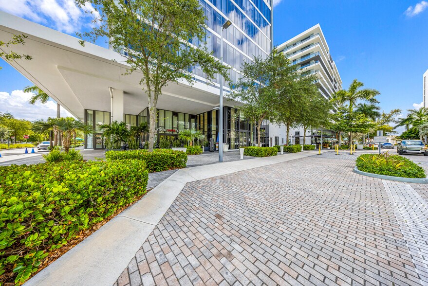 More Photos Of 2920-2950 NE 207th St, Aventura Unknown For Lease