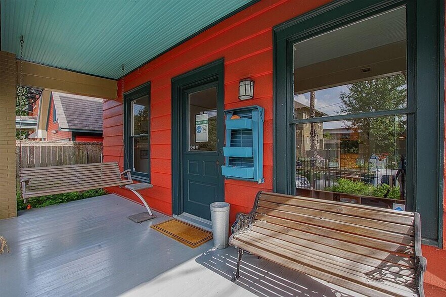 More Photos Of 108 W 10th 1/2 St, Houston Storefront Retail Office For Lease