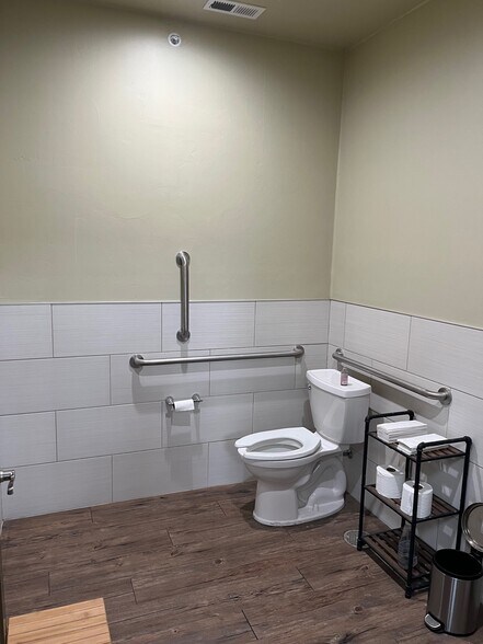 More Photos Of 8804 W Victoria Ave, Kennewick Showroom For Lease