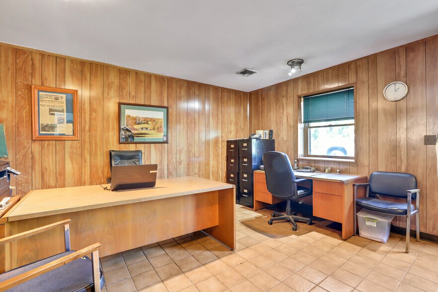 More Photos Of 16 Sloop Hill Rd, New Windsor Township Warehouse For Sale