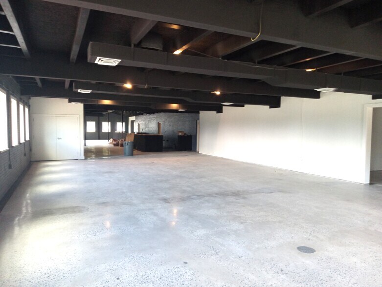 More Photos Of 10201 Abercorn St, Savannah Bar For Lease