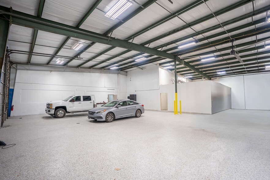 More Photos Of 8820 66th St, Pinellas Park Warehouse For Lease