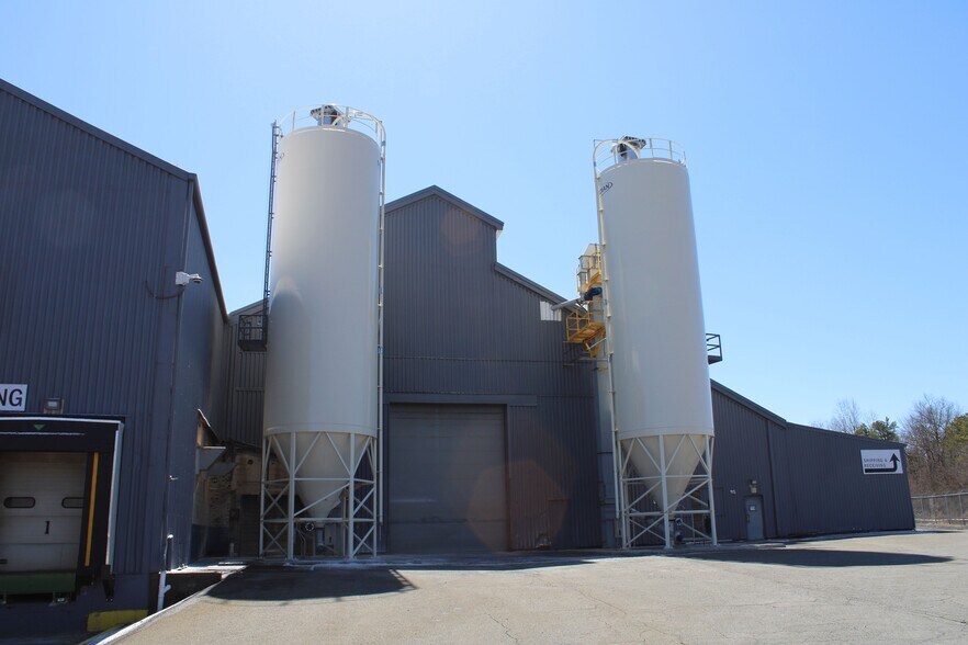 More Photos Of 101 Carleton Ave, Hazleton Manufacturing For Lease