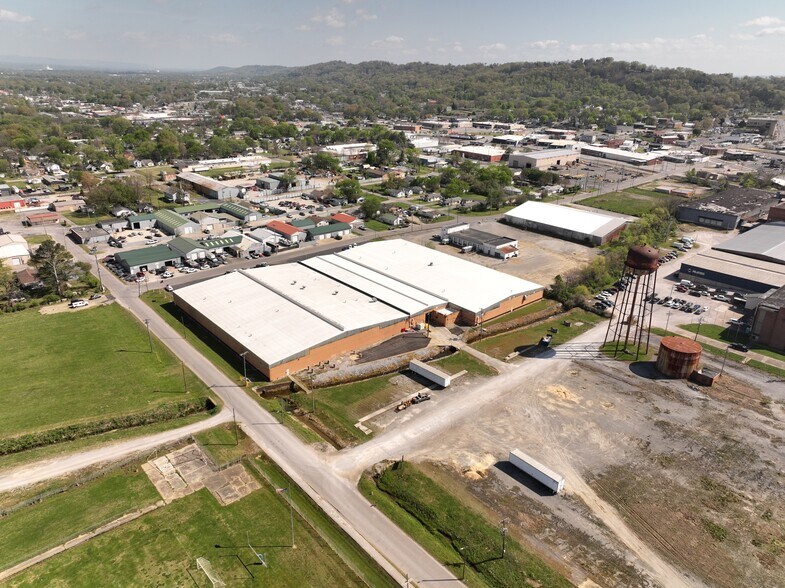 More Photos Of 418-420 W Lake Ave, Rossville Warehouse For Sale