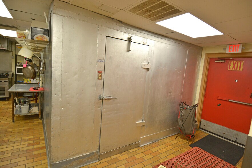 More Photos Of 101 N Us-17, Palatka Drugstore For Sale
