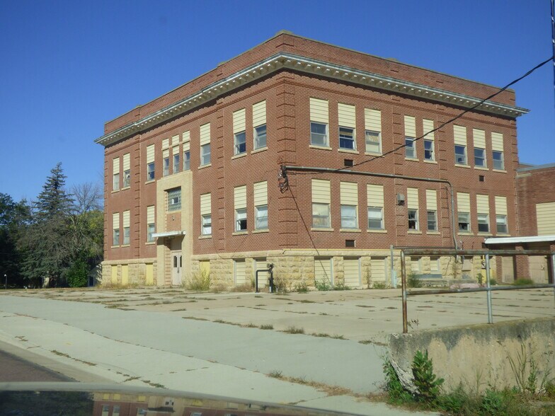 More Photos Of 308 4th St, Welcome Specialty For Sale