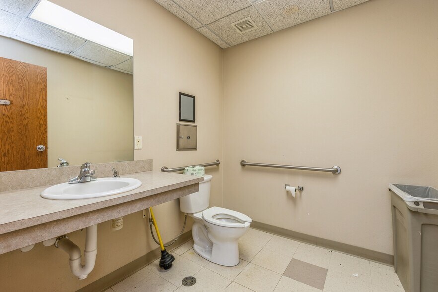 More Photos Of 303 University Ave, Des Moines Medical For Sale