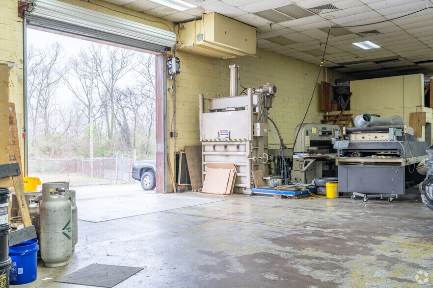More Photos Of 2001 N Chamberlain Ave, Chattanooga Light Manufacturing For Sale