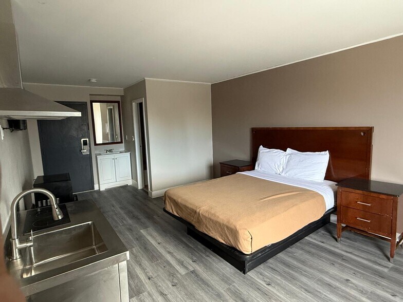 More Photos Of 947 Loudon Rd, Latham Hotel For Sale